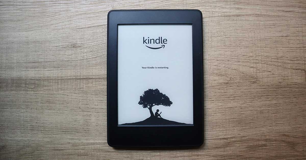 Bild zeigt einen Kindle eBook-Reader auf einer Holzplatte